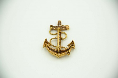 Pregadeira de ouro em forma de âncora com diamantes (29) em talhe antigo e lasca