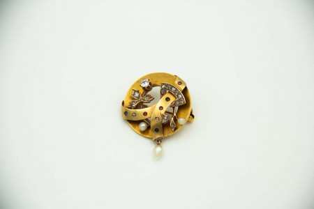 Pregadeira circular de ouro com recortes, pérolas e diamantes em talhe brilhante