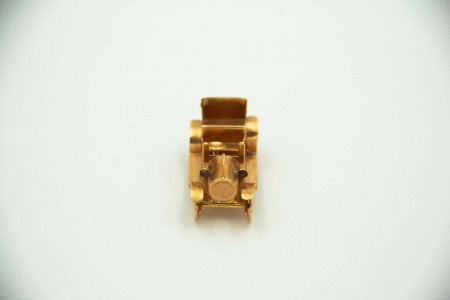 Medalha de ouro em forma de calhambeque em miniatura