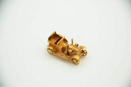 Medalha - pingente em ouro em forma de calhambeque miniatura
