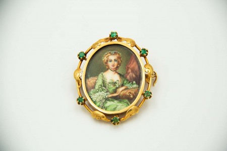 Pregadeira de ouro em formato elíptico com pintura de dama antiga e esmeraldas