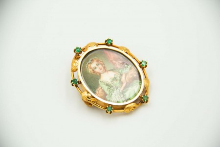 Pregadeira de ouro em formato elíptico com pintura de dama antiga e esmeraldas
