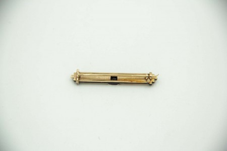 Pregadeira de ouro e prata com pequenas pérolas e diamante em talhe brilhante