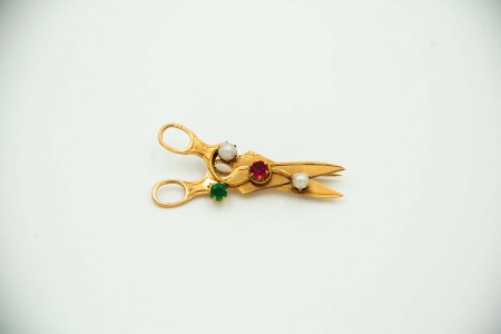 Pregadeira de ouro amarelo em forma de tesoura com pérolas e pedras coloridas