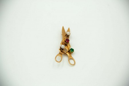 Pregadeira de ouro amarelo em forma de tesoura com pérolas e pedras coloridas