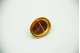 Pregadeira de ouro amarelo de formato oval com friso perlado envolvendo camafeu