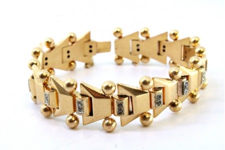 Pulseira em ouro de forma arliculada com lascas de diamantes e par bolas em cada