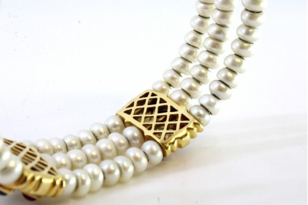  Pulseira em ouro com pérolas de água, diamantes em talhe brilhante e cabochões vermelhos e azuis.