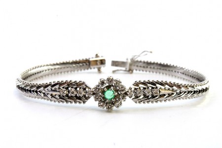 Pulseira em ouro branco com elos lapidados em formato de espinha, roseta central