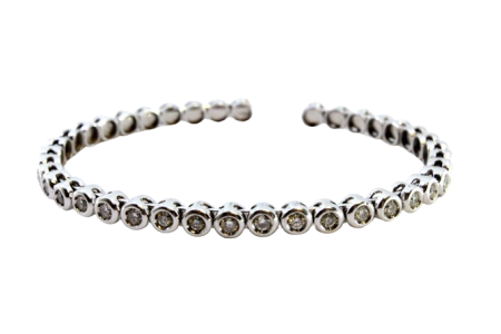 Pulseira em ouro branco de formato rígido com diamantes em talhe brilante 