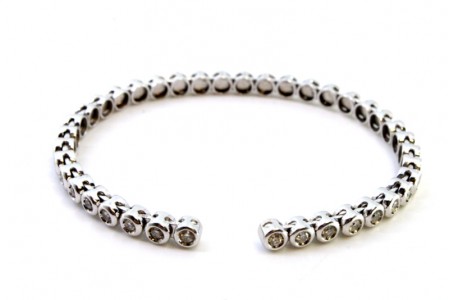 Pulseira em ouro branco de formato rígido com diamantes em talhe brilante 