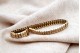 Pulseira em ouro articulada com diamantes (59) em talhe brilhante.