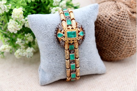 Pulseira em ouro com lascas de diamantes e esmeraldas