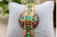 Pulseira em ouro com lascas de diamantes e esmeraldas