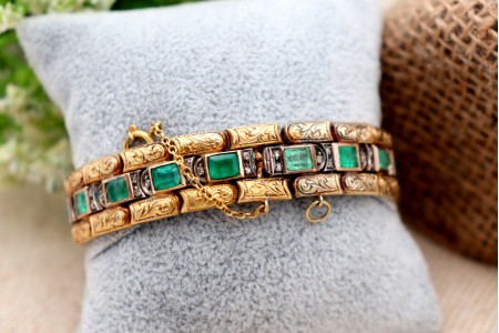 Pulseira em ouro com lascas de diamantes e esmeraldas