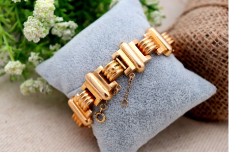 Pulseira em ouro de forma articulada com frisos em cada elo ao estilo Art Dêco