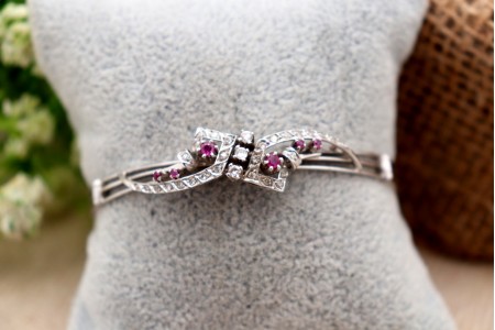  Pulseira em ouro branco ao estilo escrava de três fios com diamantes 