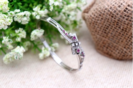  Pulseira em ouro branco ao estilo escrava de três fios com diamantes 