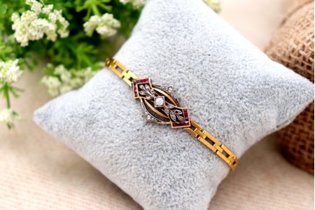 Pulseira em ouro e prata de elos recortados com diamante em talhe brilhante 