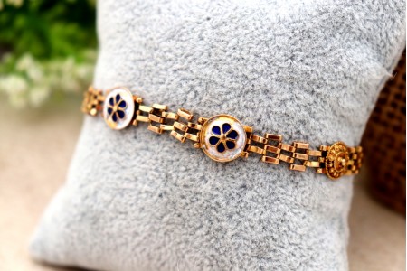 Pulseira em ouro com relevos e aplicações de duas medalhas esmaltadas