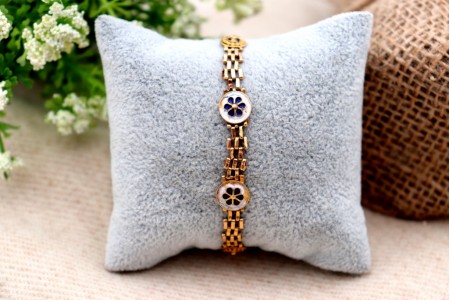 Pulseira em ouro com relevos e aplicações de duas medalhas esmaltadas