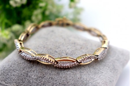 Pulseira em ouro bicolor com diamantes (139)  huit-huit e (98) em formato baguet