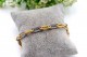 Pulseira em ouro bicolor com elos alternados e relevados.