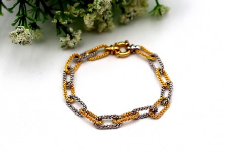 Pulseira em ouro bicolor com elos alternados e relevados.