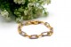 Pulseira em ouro bicolor com elos alternados e relevados.