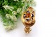 Pulseira em ouro com relevos e aplicações com flor no centro esmaltada