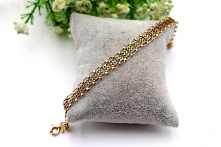 Pulseira em ouro com elos recortados.