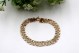 Pulseira em ouro com elos recortados.