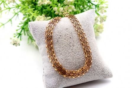 Pulseira em ouro com elos recortados.