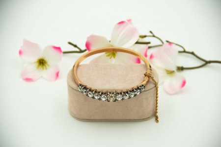 Pulseira escrava em ouro com diamantes (13) em talhe brilhante aplicados sobre mesa de prata e 10 diamantes em talhe 8/8.