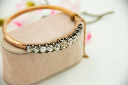 Pulseira escrava em ouro com diamantes (13) em talhe brilhante aplicados sobre mesa de prata e 10 diamantes em talhe 8/8.