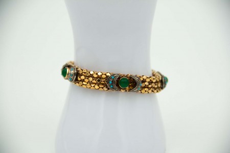 Pulseira em ouro amarelo com esmeraldas em formato cabochão e turquezas aplicada