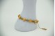 Pulseira de ouro amarelo em forma de rosas e flores com lascas de diamantes.