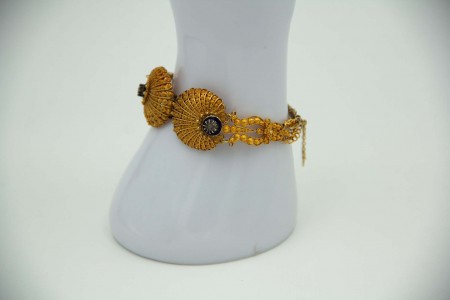 Pulseira em ouro amarelo com aplicação de rosinhas, elos recortados ao estilo de