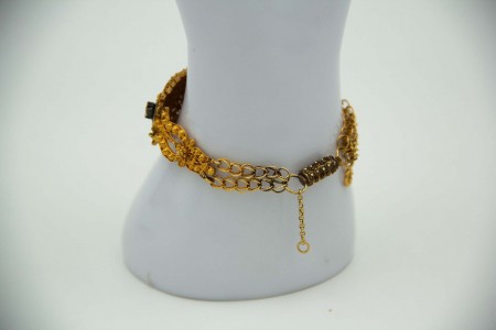 Pulseira em ouro amarelo com aplicação de rosinhas e elos recortados