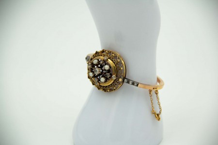Pulseira de ouro amarelo com quatro pérolas  e diamantes