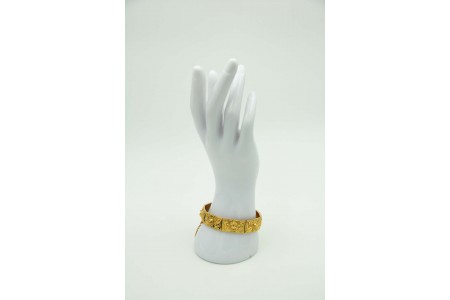  Pulseira poliarticulada em ouro amarelo com relevos de rosas e corrente 