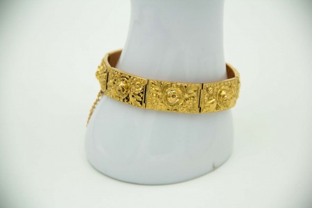  Pulseira poliarticulada em ouro amarelo com relevos de rosas e corrente 
