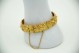  Pulseira poliarticulada em ouro amarelo com relevos de rosas e corrente 