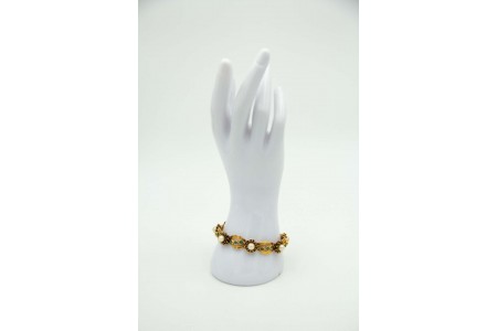 Pulseira de ouro amareloarticulada com esmeraldas e sete pérolas aplicadas em el