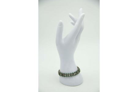 Pulseira de ouro branco de elos articulados com diamantes (60) e esmeraldas