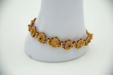 Pulseira articulada em ouro amarelo com elos filigranadas e aplicação de rosinha