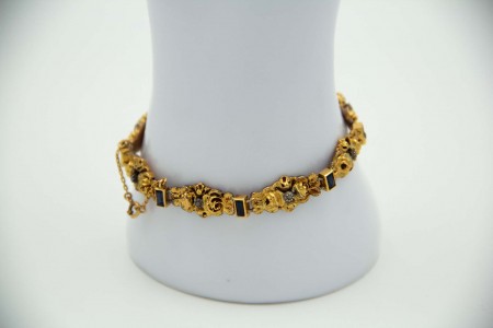 Pulseira articulada de ouro amarelo com rosinhas relevadas, lascas de diamantes