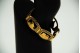  Pulseira larga e articulada em ouro amarelo com recortes 