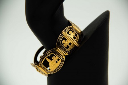  Pulseira larga e articulada em ouro amarelo com recortes 