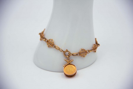 Pulseira de ouro articulada com elos circulares ao estilo de filgrana.